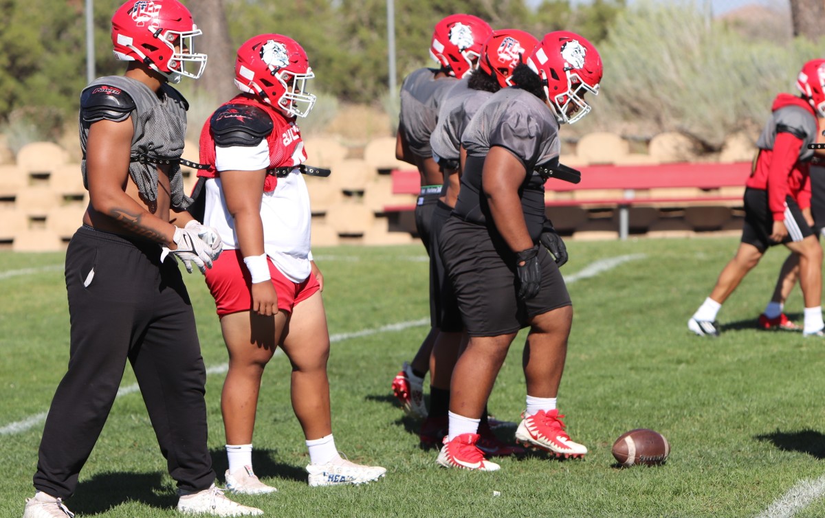Paki Fanau (left) and Pou Tatofi (at center) during practice. Photo: John Murphy